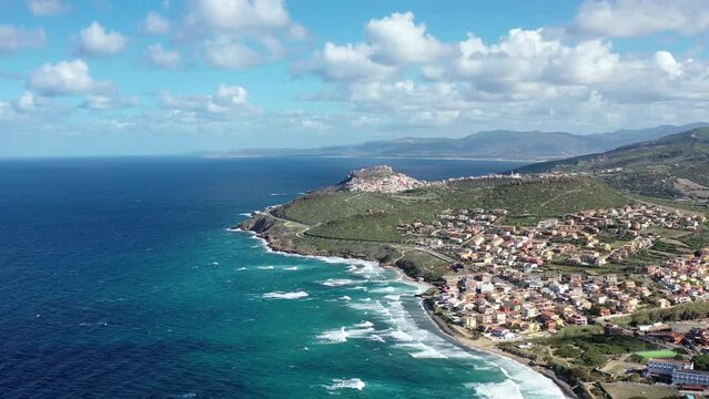 survol des plages au nord de la Sardaigne en Italie vers Castelsardo