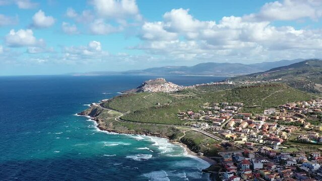 survol des plages au nord de la Sardaigne en Italie vers Castelsardo