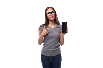 Fototapeta premium pretty brunette leader woman dressed in gray t-shirt shows screen mobile phone