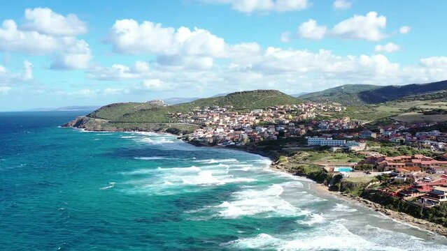 survol des plages au nord de la Sardaigne en Italie vers Castelsardo