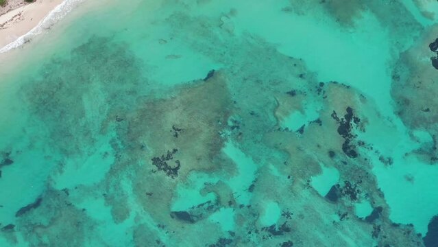 survol des plages de capo caccia au nord de la Sardaigne en Italie vers Alghero
