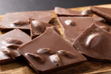 ピスタチオ入りクーベルチュールの割りチョコレート