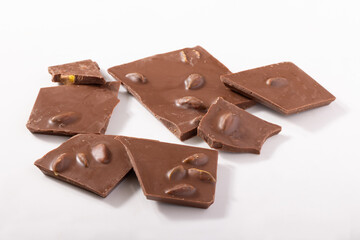 ピスタチオ入りクーベルチュールの割りチョコレート