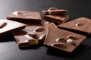 ピスタチオ入りクーベルチュールの割りチョコレート