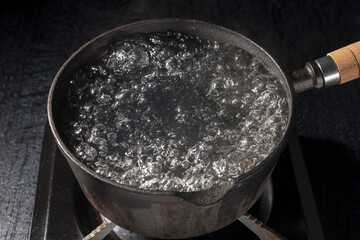 鉄鍋でお湯を沸かし沸騰した場面