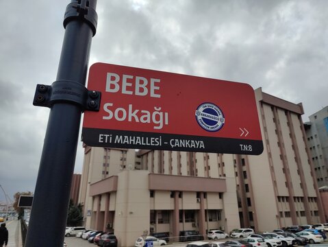 T&uuml;rkiye Ankara'da "bebe" isimli bir sokak ismi. Ankara'da insanlar birbirine genellikle "bebe" diye hitap eder.