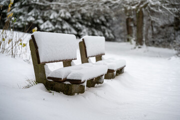 schneebedeckt - verschneite  Bank mit dicker Schneedecke