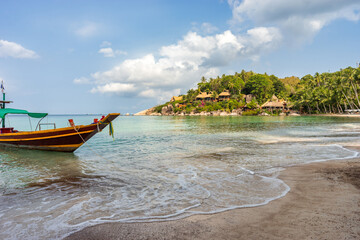 Obraz premium Boat on empty calm sandy tropical Sairee beach in the morning on Koh Tao island in Thailand. Picturesque peaceful calmness coastline
