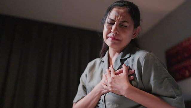 Woman having heart attack problems A heart attack occurs when an artery that supplies blood and oxygen to the heart becomes blocked.