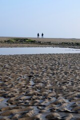 personnes marchant sur la plage