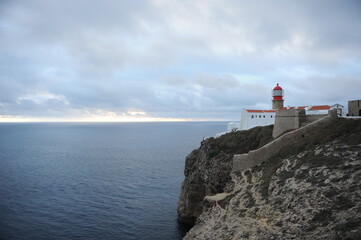 Erstaunlicher Leuchtturm auf den Klippen am Kap St. Vincent. Algarve, Portugal. Der äußerste...