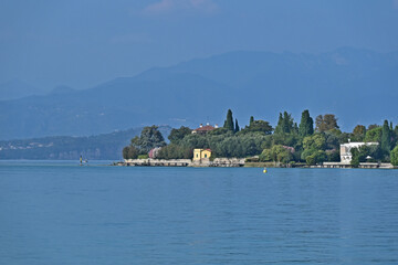Naklejka premium Sirmione la penisola dal Lago di Garda - Brescia, Lombardia