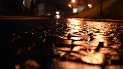 Rolgordijnen Cobblestone street at night reflection © VJH Photography