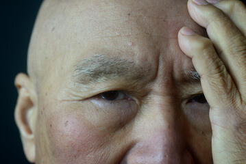 シニアの困った顔クローズアップ