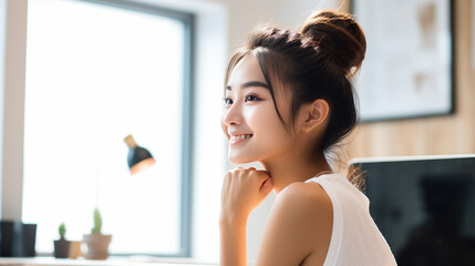 部屋でパソコンを使う若い女性