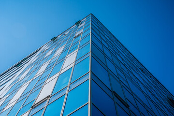 Obraz premium Close-up of a modern business city building looking up