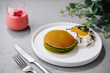 Green pancakes from spinach with sour cream and yolk