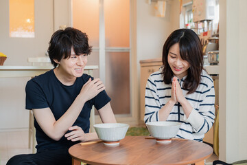 夫婦で小さな団地に住む若い家族