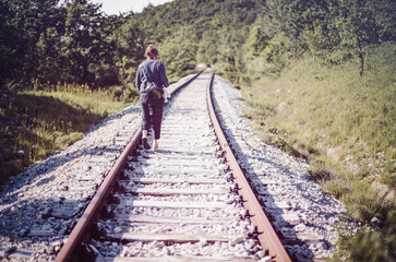 Fototapeta premium Spazieren auf Schienen