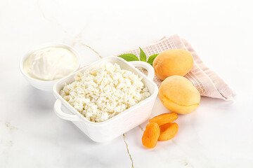 Cottage cheese with apricot and cream