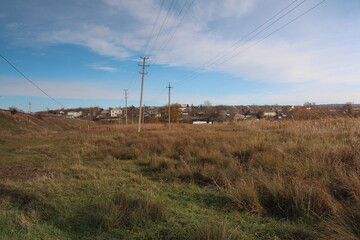 Obraz premium A grassy field with power lines
