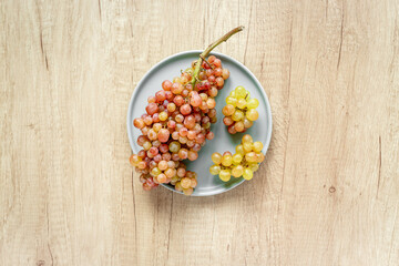Obraz na płótnie Canvas Grapes harvest. Bunches of fresh grapes pattern, food background