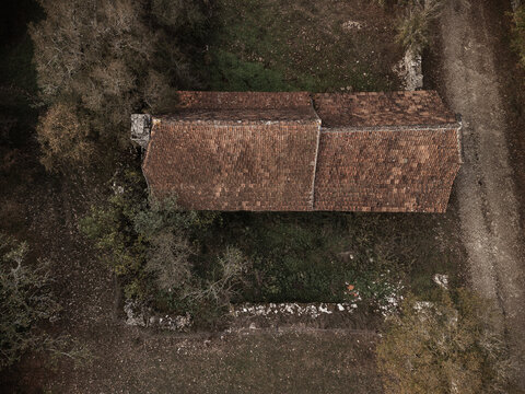 Maison abandonn&eacute;e vue du ciel en hiver