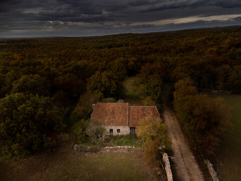 Maison dans la for&ecirc;t en pierre