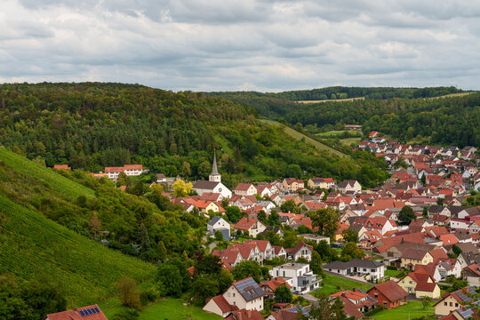 Blick auf das Weindorf Ramsthal und seine Weinberge im Abendlicht, Landkreis Bad Kissingen, Franken, Unterfranken, Bayern, Deutschland