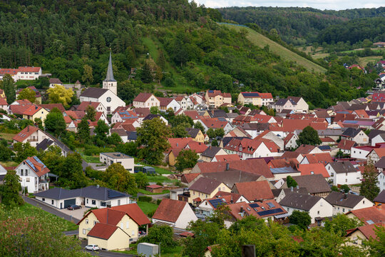 Blick auf das Weindorf Ramsthal und seine Weinberge im Abendlicht, Landkreis Bad Kissingen, Franken, Unterfranken, Bayern, Deutschland