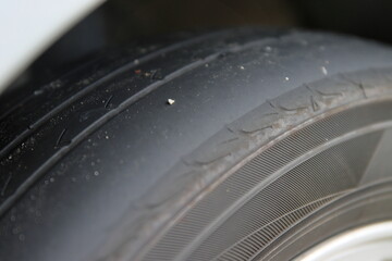 摩耗しているタイヤ