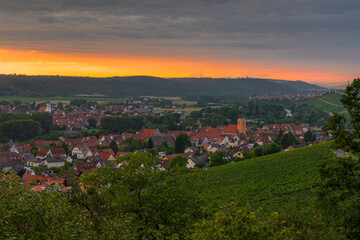 Fototapeta premium Abendstimmung über Sommerhausen am Main und seinen Weinbergen, Landkreis Würzburg, Franken, Unterfranken, Bayern, Deutschland