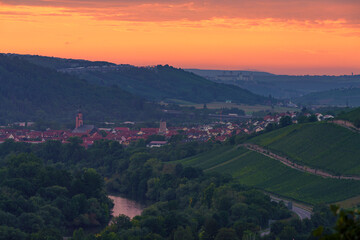 Abendstimmung über Sommerhausen am Main und seinen Weinbergen, Landkreis Würzburg, Franken, Unterfranken, Bayern, Deutschland