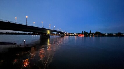 Rheinbrücke in Bonn bei Nacht