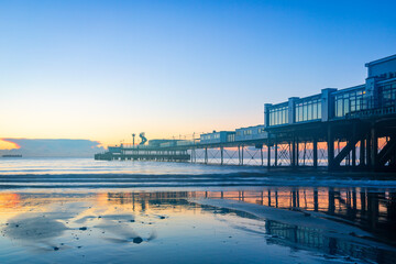 A stunning winter sunrise at Sandown Pier on the Isle Of Wight. - obrazy, fototapety, plakaty