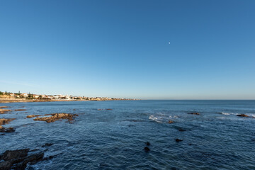 Obraz premium Panoramic view of Cascais bayfront with calm seas and half-moon