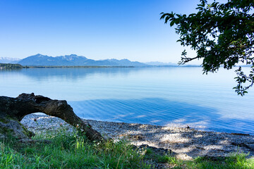 Schöne Aussicht am Chiemsee In Bayern mit Blick auf See und Alpen