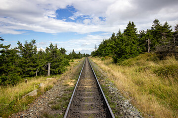 Obraz premium The famous railway line leads to the Brocken, the highest mountain in the Harz on Autumn day.