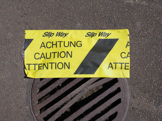 achtung transl. caution sign