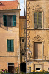 Schöne alte italienische Fassaden mit schmalem Zwischenteil
