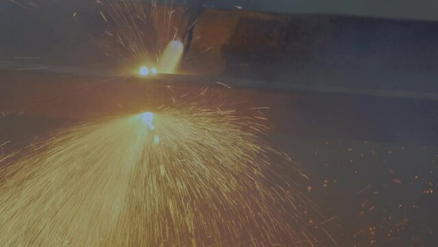 Cutting with an oxy-acetylene flame of autogenous cutting of a metal product.