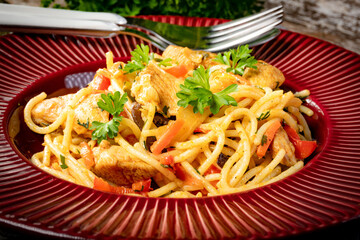 Fried noodles with chicken and vegetables.