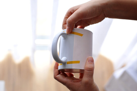 prepara&ccedil;&atilde;o de caneca com fitas e desenho para sublima&ccedil;&atilde;o 