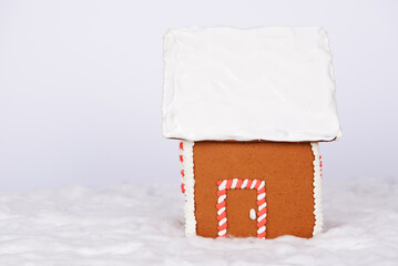 The hand-made eatable gingerbread house and snow decoration - 686334148