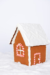 The hand-made eatable gingerbread house and snow decoration - 686334153