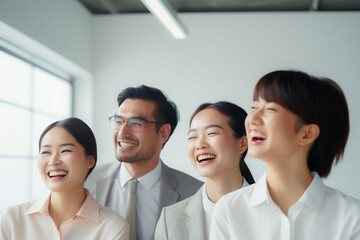 職場での民族性と多様性、幸せな従業員がビジネスの成功を祝う。