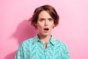 Portrait of impressed speechless young girl open mouth staring cant believe isolated on pink background - obrazy, fototapety, plakaty