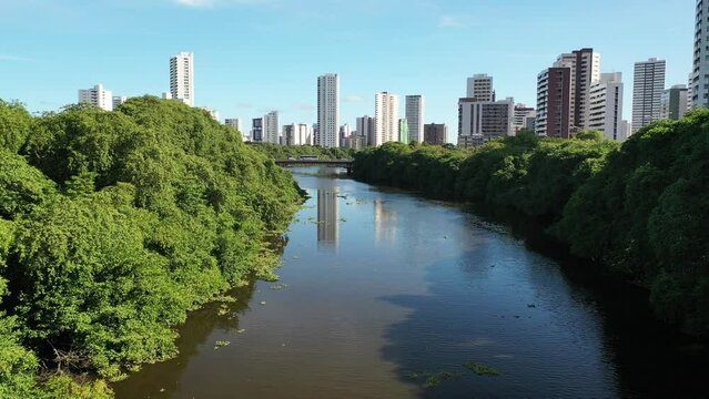 Rio Capibaribe no Bairro da Torre e das Gra&ccedil;as na Zona Norte do Recife - Visto de cima com drone 4k - Ponte da Torre - Recife - Pernambuco - Brasil