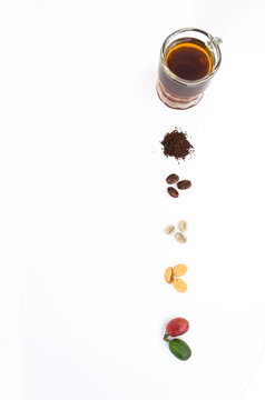 Producci&oacute;n de caf&eacute; org&aacute;nico. Fases del proceso. Granos. de tipo ar&aacute;bica o ar&aacute;bigo. Proceso desde la maduraci&oacute;n de la cereza hasta la molienda y colado sobre superficie blanca.