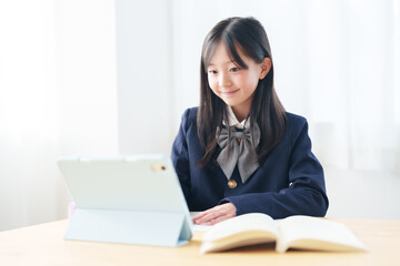 タブレットで勉強をする女の子